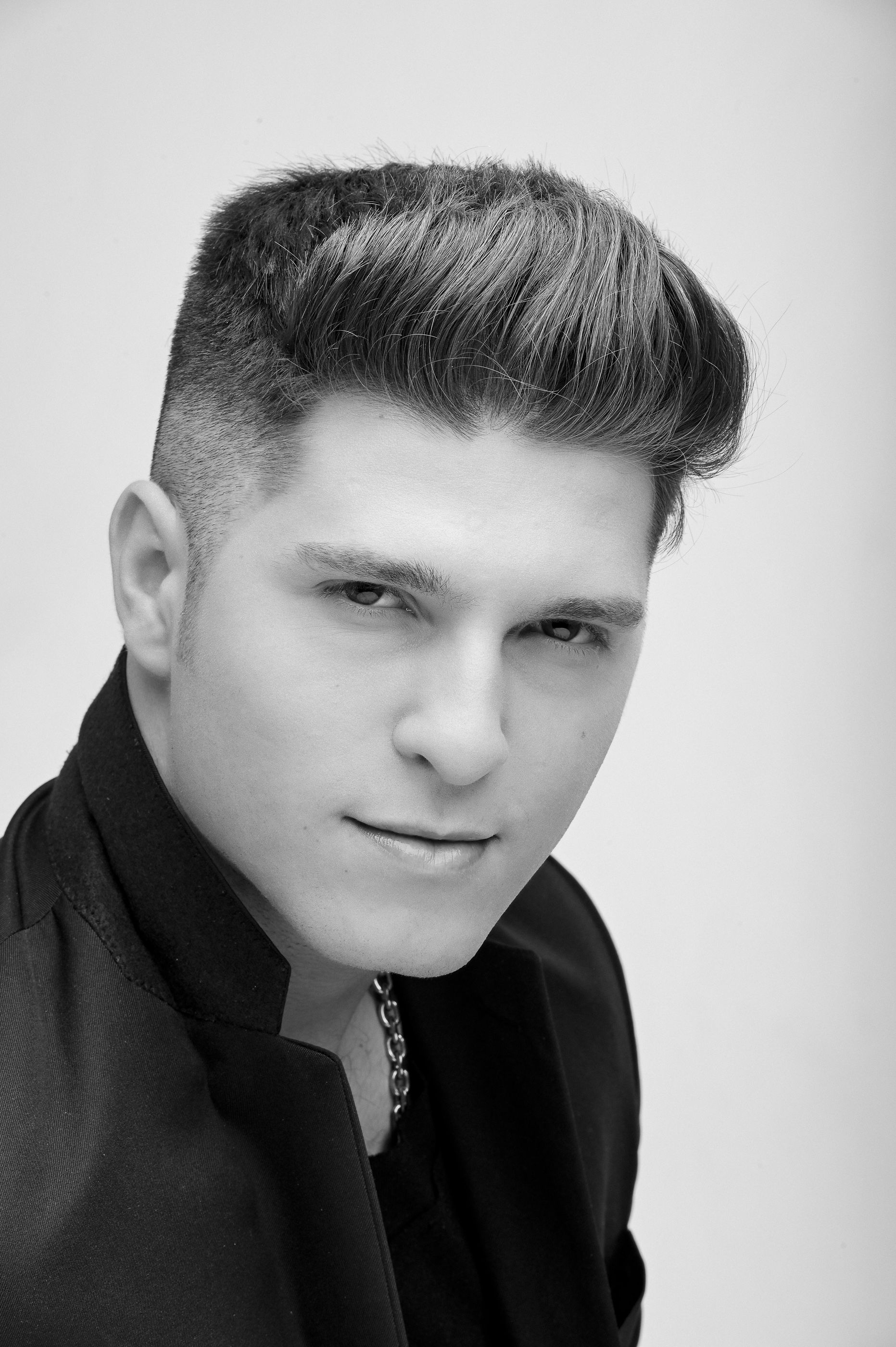 **Retrato Corporativo de Matheus Ferreira: Cantor e Compositor que Inspira com Sua Arte** - 2 - 4