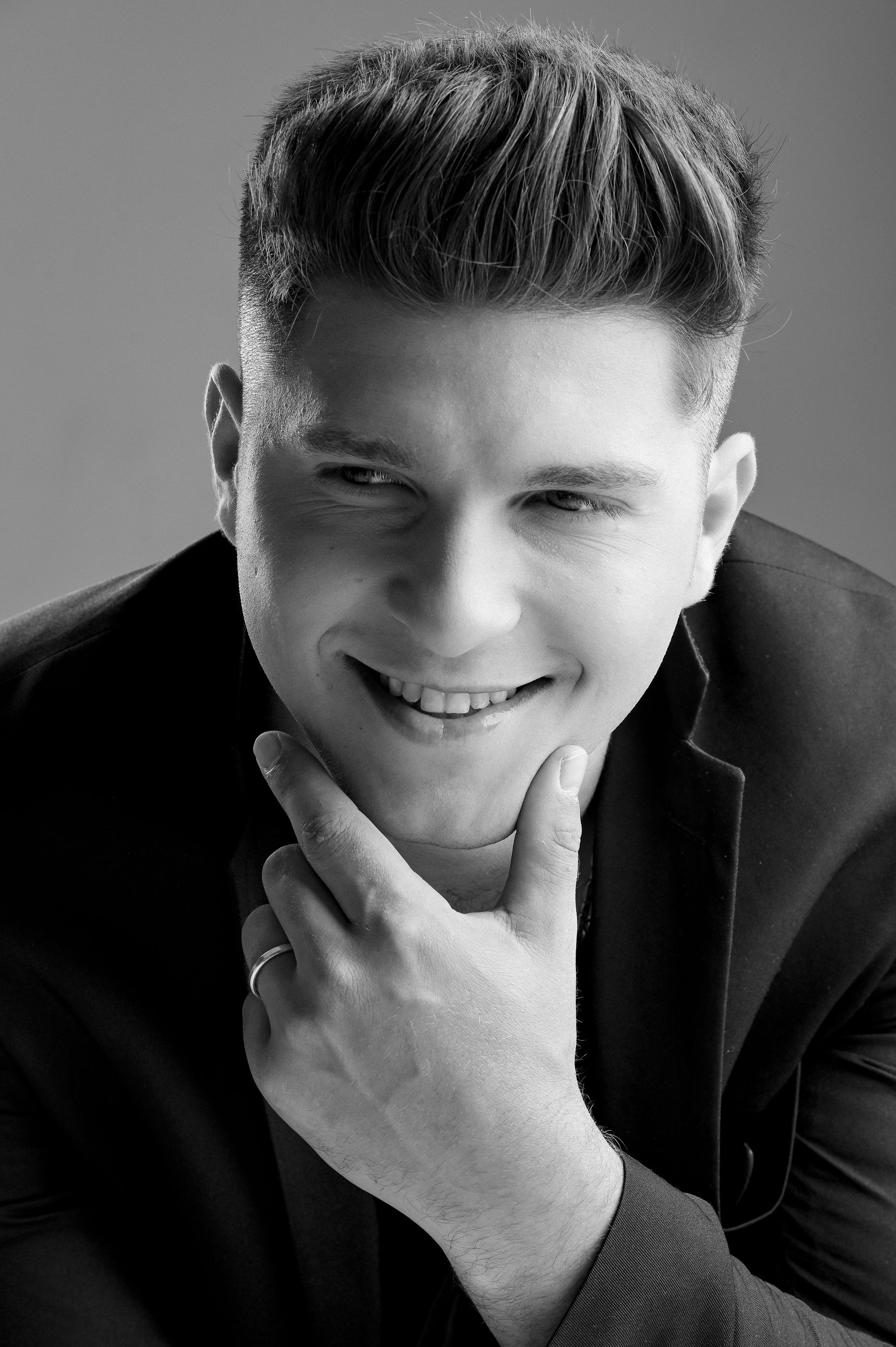 **Retrato Corporativo de Matheus Ferreira: Cantor e Compositor que Inspira com Sua Arte** - 2 - 3