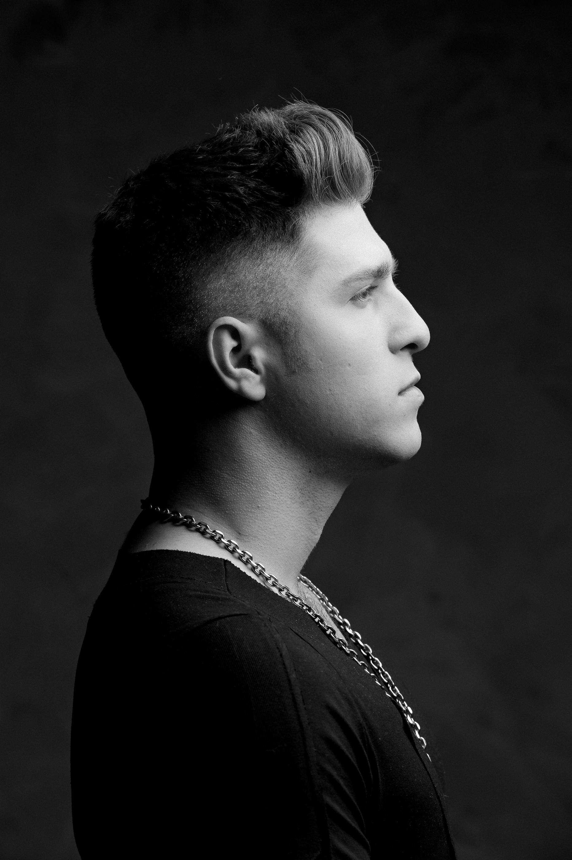 **Retrato Corporativo de Matheus Ferreira: Cantor e Compositor que Inspira com Sua Arte** - 2 - 2