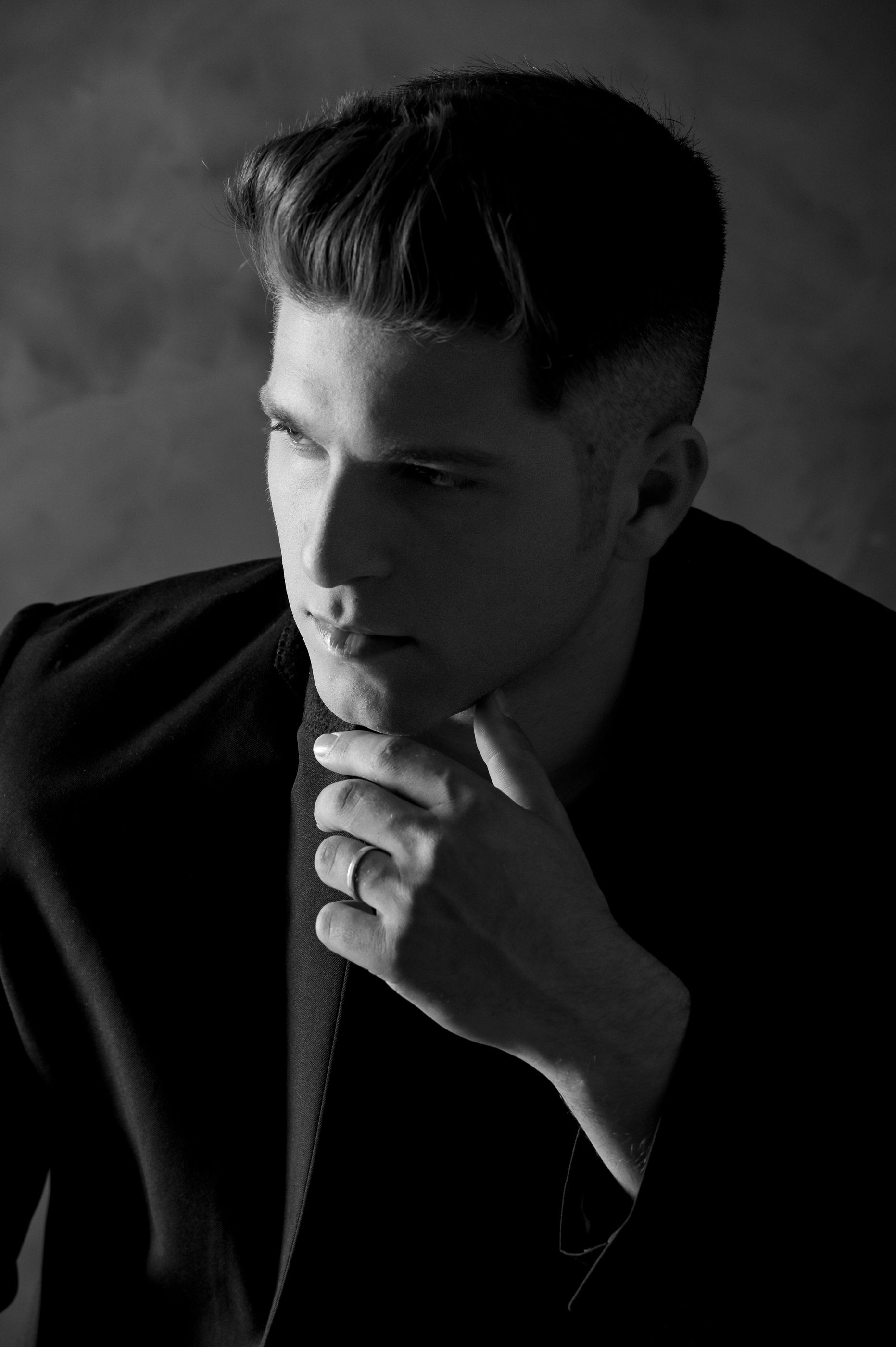 **Retrato Corporativo de Matheus Ferreira: Cantor e Compositor que Inspira com Sua Arte** - 2 - 0