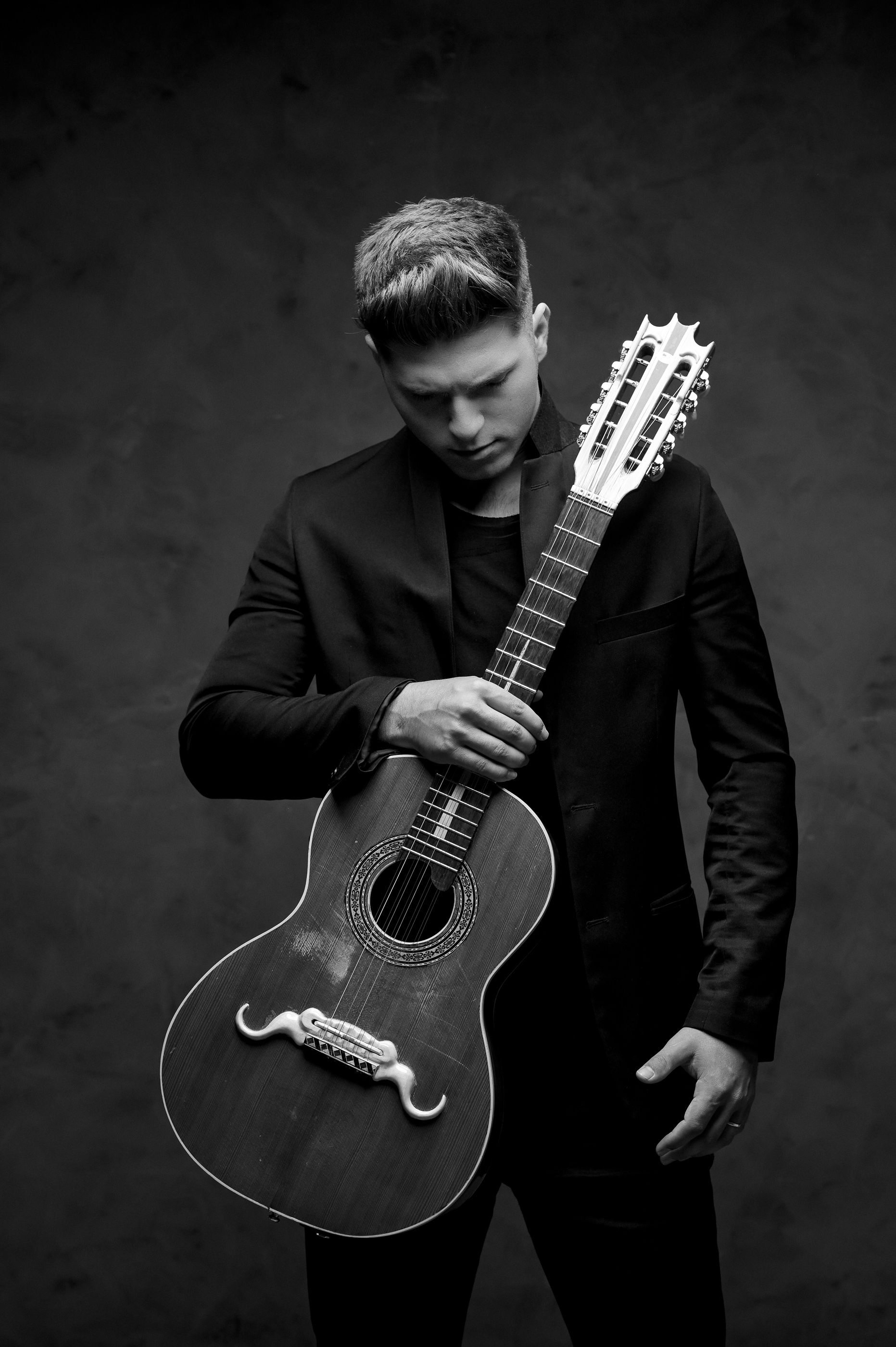 **Retrato Corporativo de Matheus Ferreira: Cantor e Compositor que Inspira com Sua Arte** - 2 - 1