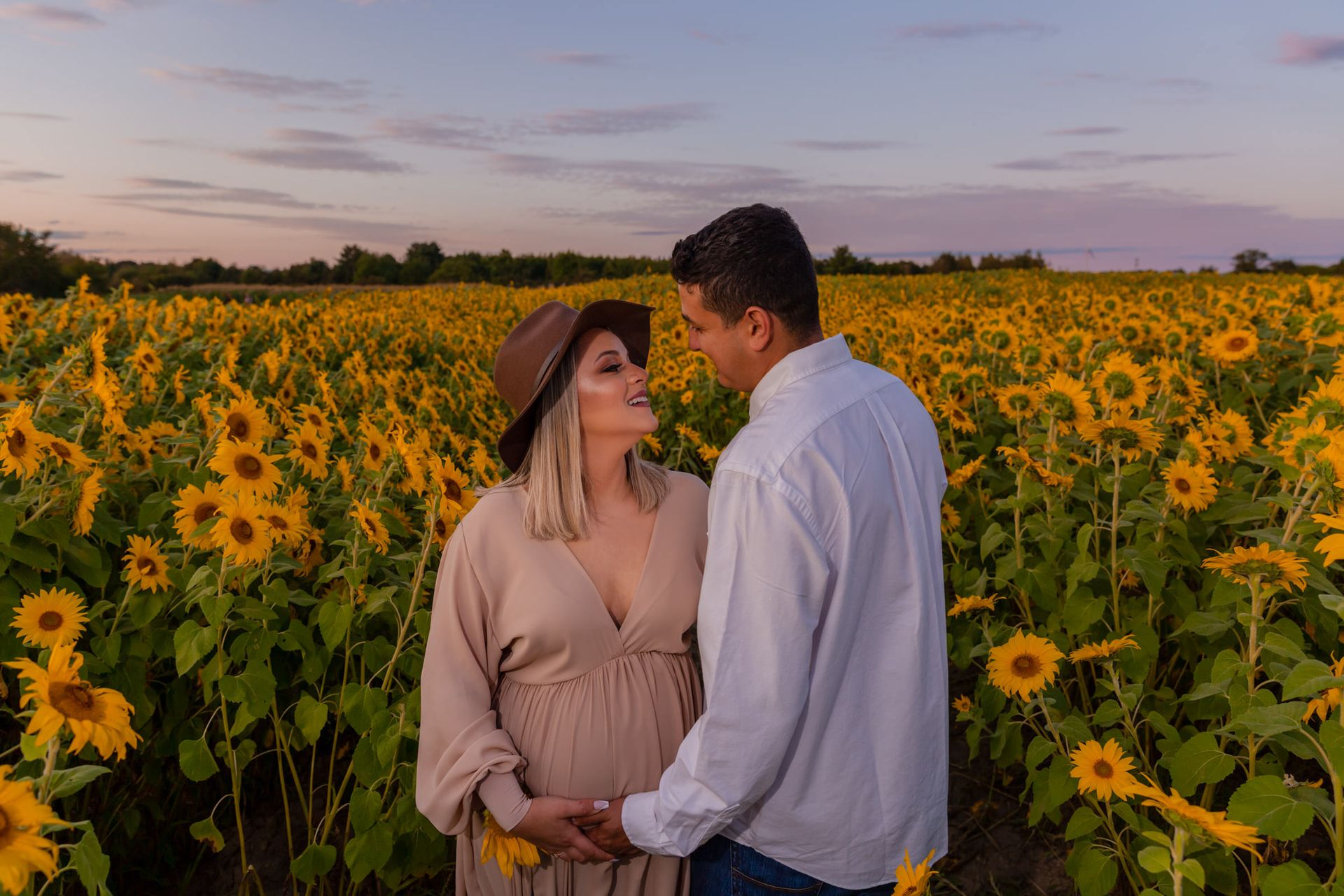 Blooming Love: Estefani's Maternity Photoshoot - 2 - 0