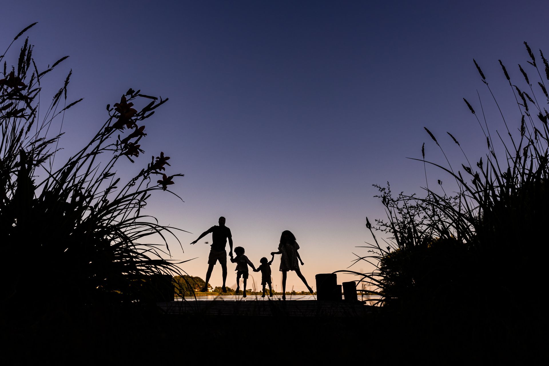 Sunset Smiles: The Hunts Family’s Fun-Filled Session at Spohr Gardens - 2 - 1