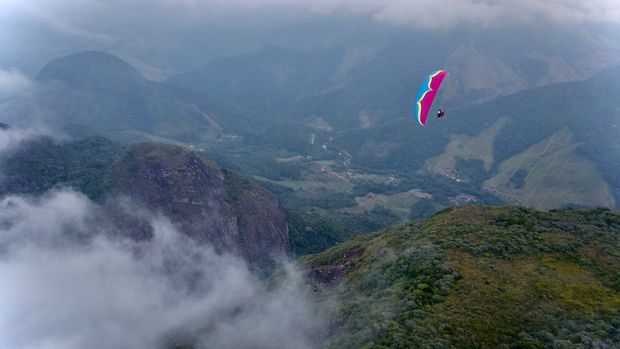 Voo Paramotor na Pedra Riscada com nuvens /voo-paramotor-na-pedra-riscada-com-nuvens