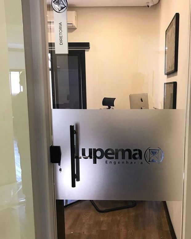 Como aplicar adesivos em vidro /como-aplicar-adesivos-em-vidro