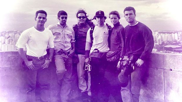 Isto foi a melhor nha primeira série que produzi e dirigi com @gugarod. "Brasil Radical" para o Fantástico/Globo. Gravando em São Paulo um episódio com Sabia e Formiga, BASE JUMP. This was my first Brazilian TV series I produced, "Brasil /isto-foi-a-melhor-nha-primeira-serie-que-produzi-e-dirigi-com-at-gugarod-brasil-radical-para-o-fantasticoglobo-gravando-em-sao-paulo-um-episodio-com-