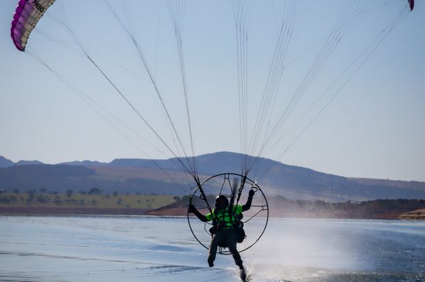 Capitólio e paramotor combinação perfeita. /capitolio-e-paramotor-combinacao-perfeita