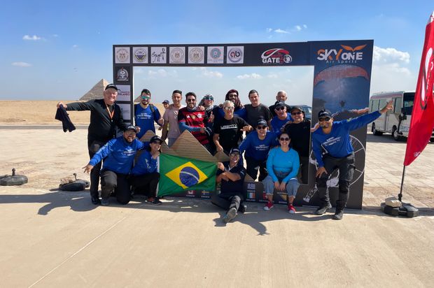 Voando de paramotor nas Pirâmides do Egito /voando-de-paramotor-nas-piramides-do-egito