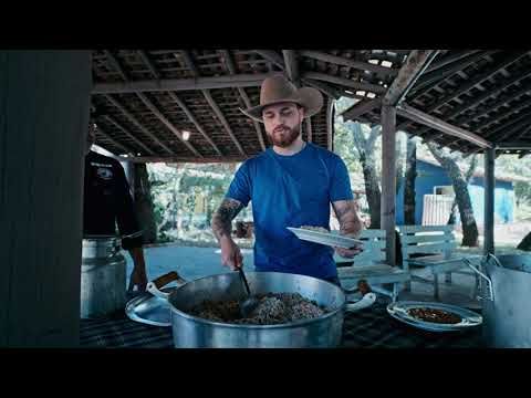 Gustavo Tubarão conhecendo a tradicional queima do alho em Barretos. /gustavo-tubarao-conhecendo-a-tradicional-queima-do-alho-em-barretos