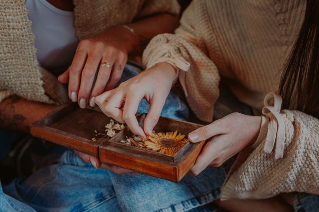 Flores Secas, Memórias Vivas: um gesto entre mãe e filha /flores-secas-memorias-vivas-um-gesto-entre-mae-e-filha