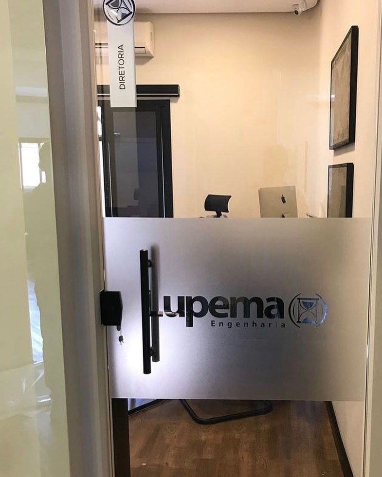 Como aplicar adesivos em vidro - 2